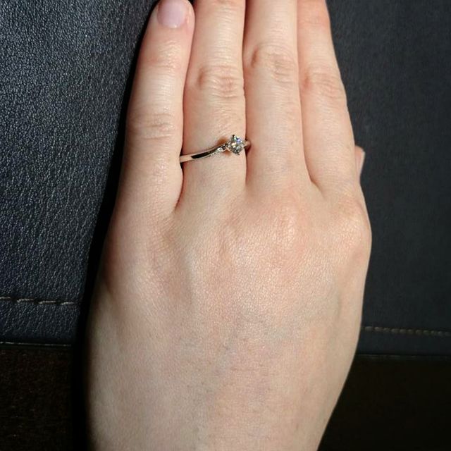 【俄(にわか)の口コミ】 「露」のように中心のダイヤも光り輝いているし、サイドの小粒のダイヤも…