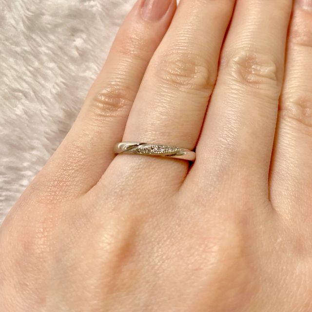 【エクセルコダイヤモンド(EXELCO DIAMOND)の口コミ】 ほかのブランドでも斜めにダイヤが入っているデザインはあったのですが、…