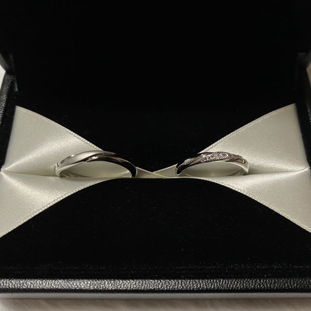 【エクセルコダイヤモンド(EXELCO DIAMOND)の口コミ】 ほかのブランドでも斜めにダイヤが入っているデザインはあったのですが、…