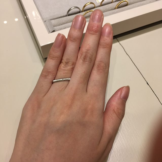 【クアラントットの口コミ】 まるで糸を結んでいるような繊細なデザインが素敵なリングです。日本では…