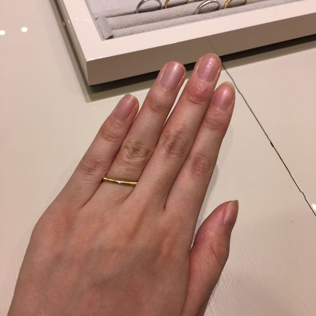 【クアラントットの口コミ】 まるで糸を結んでいるような繊細なデザインが素敵なリングです。日本では…