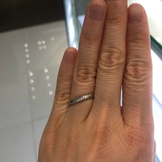 【4℃ BRIDAL(ヨンドシーブライダル)の口コミ】 指輪のデザインはとても美しく洗練されたものでした。指を着けたことがな…