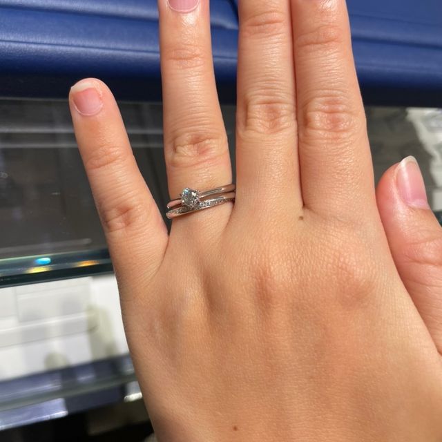 【銀座ダイヤモンドシライシの口コミ】 ザ・王道なダイヤモンドが目立つデザインが気に入りました。王道なデザイ…