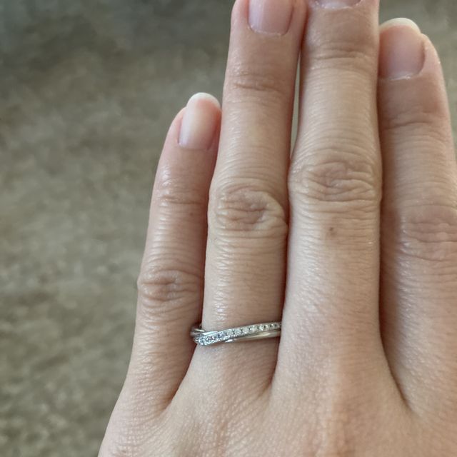 【銀座ダイヤモンドシライシの口コミ】 さりげなくダイヤモンドがあって綺麗だと思った｡
ウェーブになっていて､指…