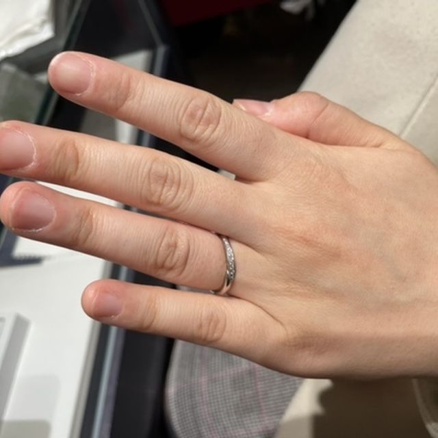 【銀座ダイヤモンドシライシの口コミ】 流れるような流線形で、右肩上がりになっています。
ダイヤモンドがどの角…