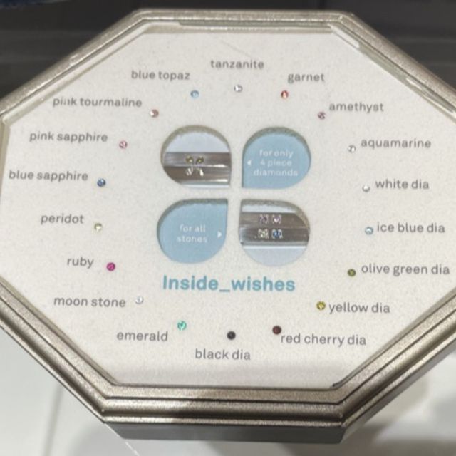 【銀座ダイヤモンドシライシの口コミ】 流れるような流線形で、右肩上がりになっています。
ダイヤモンドがどの角…