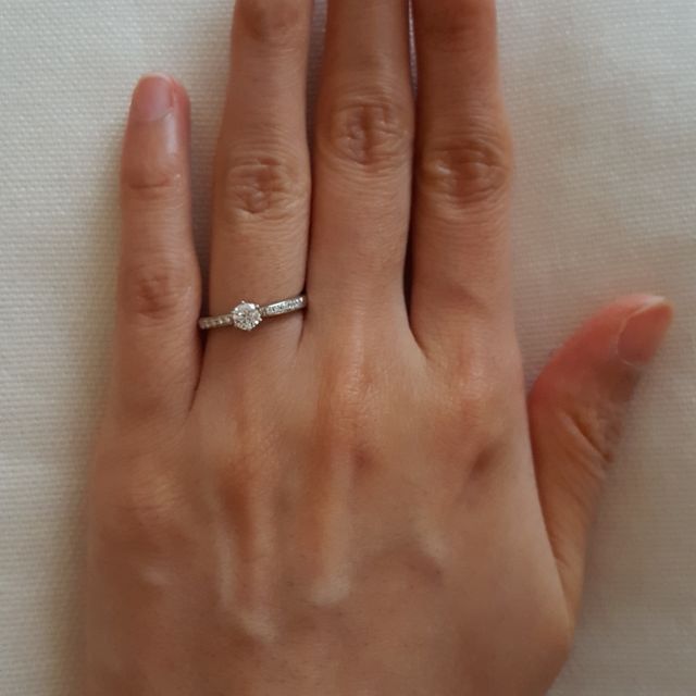 【4℃ BRIDAL(ヨンドシーブライダル)の口コミ】 シンプルなデザインで着け心地が良いことと、ダイヤモンドのグレードが決…