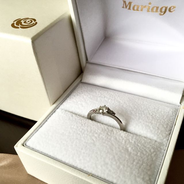 【Mariage ent(マリアージュエント)の口コミ】 緩やかなカーブで上品なデザインのものを探していました。サイドストーン…