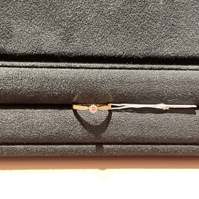 【TRECENTI(トレセンテ)の口コミ】 普段使いできる婚約指輪ん選びたいと思っていました。
ピンクゴールドが肌…