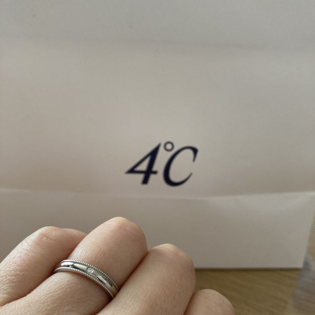 【4℃ BRIDAL(ヨンドシーブライダル)の口コミ】 指輪のデザインはストレートラインのミルです。
ミルはシンプルかつ個性的…