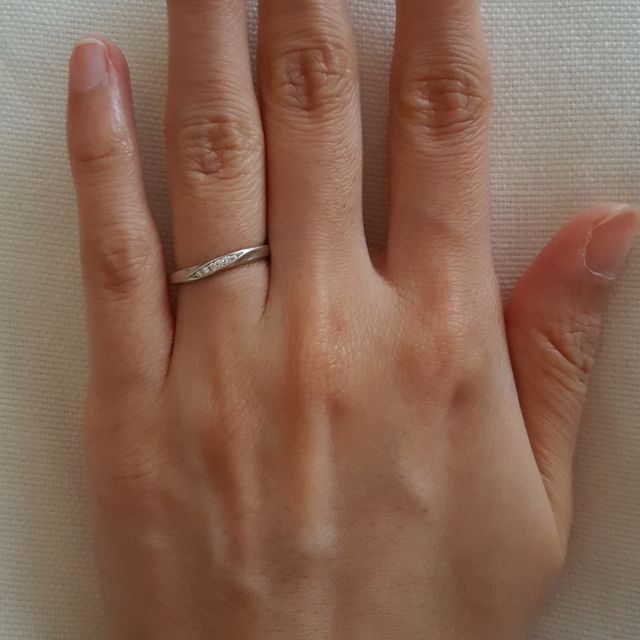 【4℃ BRIDAL(ヨンドシーブライダル)の口コミ】 シンプルなデザインと指になじむ着け心地の良さが決め手になりました。
着…