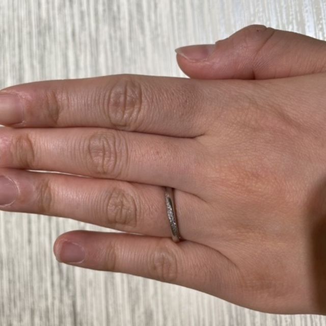 【TRECENTI(トレセンテ)の口コミ】 流れるような流線型なので、どの角度から見てもダイヤモンドが輝きます。
…