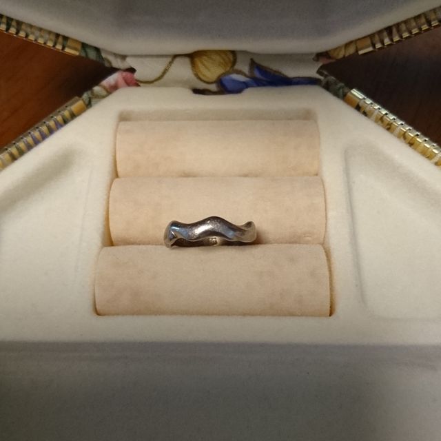 【俄(にわか)の口コミ】 まず、他人との差別化を重視しました。
指輪を購入した当時は婚約指輪との…