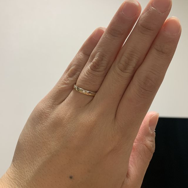 【ラザール ダイヤモンド(LAZARE DIAMOND)の口コミ】 デザインが気に入りました。
シルバーとゴールドの混ざっている感じがお互…