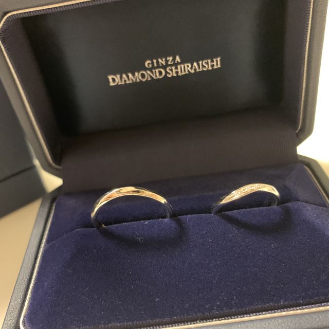 【銀座ダイヤモンドシライシの口コミ】 ウェーブのダイヤモンド入り、
女性らしい指輪を探していて大人っぽいデザ…