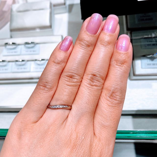 【アイプリモ(I-PRIMO)の口コミ】 緩やかなウェーブラインにメレダイヤが指の幅いっぱいに付いています。ひ…