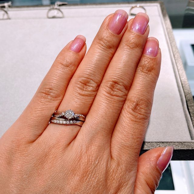 【STAR JEWELRY(スタージュエリー)の口コミ】 結婚指輪は、緩やかなウェーブにメレダイヤが付いていて、華やかですが派…
