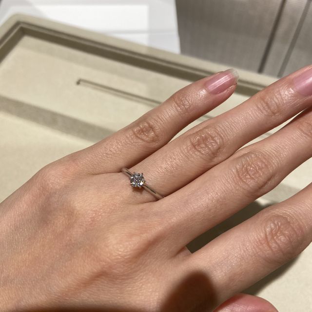 【和光ブライダルブティックギンザの口コミ】 シンプルな一石タイプの指輪を試着しました。THE婚約指輪というデザインで…
