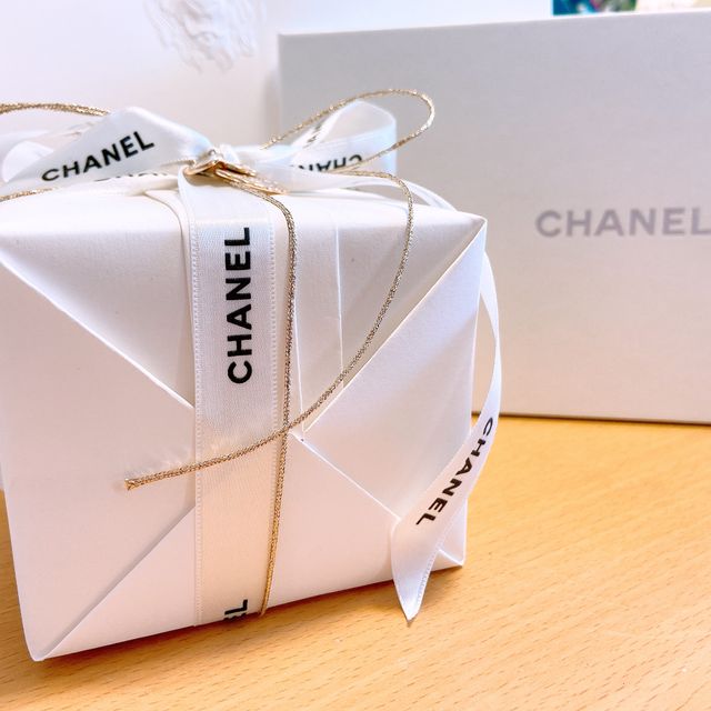 【シャネル(CHANEL)の口コミ】 カメリアのお花の形が可愛すぎたのと、他のブランドには無いデザインに魅…