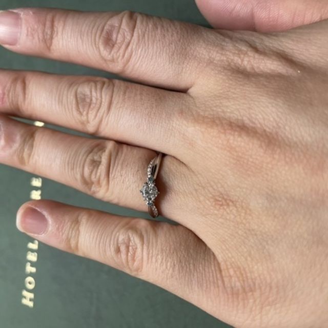 【STAR JEWELRY(スタージュエリー)の口コミ】 元々17年くらいスタージュエリーのファンであったこと。
流線形のフォルム…