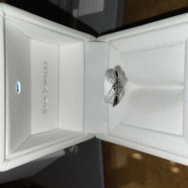 【STAR JEWELRY(スタージュエリー)の口コミ】 元々17年くらいスタージュエリーのファンであったこと。
流線形のフォルム…