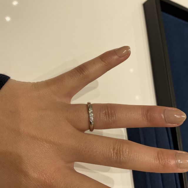 【4℃ BRIDAL(ヨンドシーブライダル)の口コミ】 デザインがシンプルで日常的にずっと着けていられると思いました。１石の…