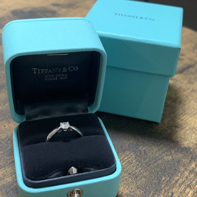 【ティファニー(Tiffany & Co.)の口コミ】 ティファニーの定番6本爪のティファニーセッティングのデザインも素敵でし…