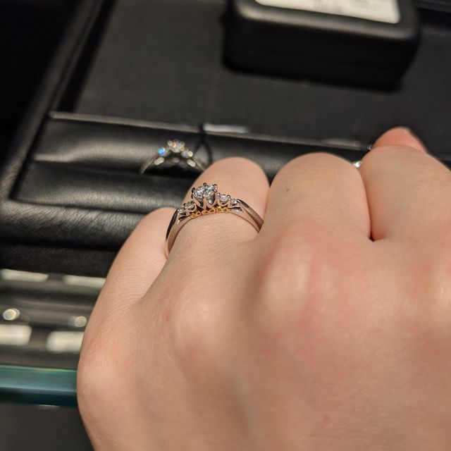 【エクセルコダイヤモンド(EXELCO DIAMOND)の口コミ】 指輪をつけているときは正面からよりも横から見られることが多い、との店…