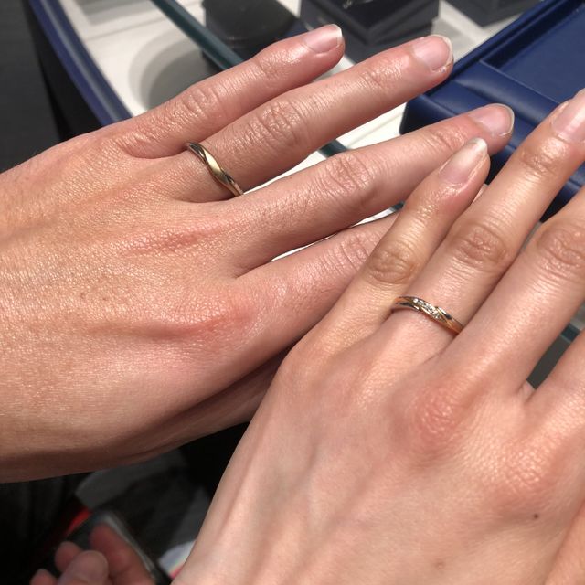 【銀座ダイヤモンドシライシの口コミ】 プラチナへのあこがれもありつつ、自分の肌になじみの良いゴールド素材の…