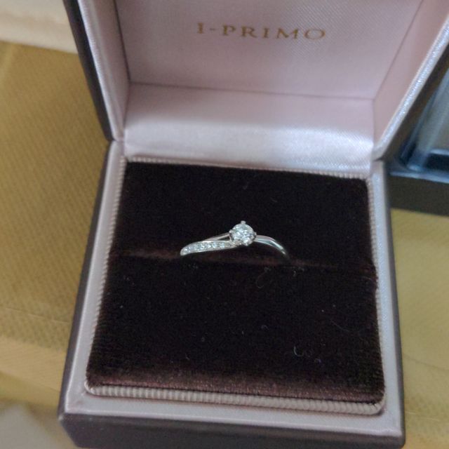 【アイプリモ(I-PRIMO)の口コミ】 ストレートよりもウェーブデザインの方が好みであり、石の配置やキラキラ…