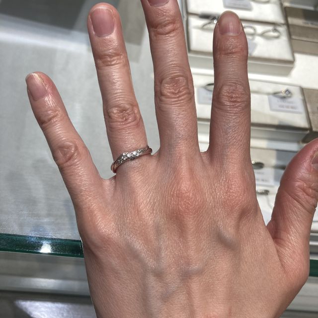 【アイプリモ(I-PRIMO)の口コミ】 5つのメレダイヤの周りを立体的なウェーブで区切ってありゴージャスなイメ…