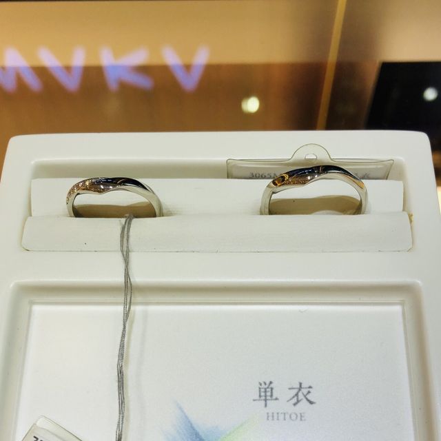 【俄(にわか)の口コミ】 着物の襟もとに見立ててデザインされたところが気に入りました。程よい太…