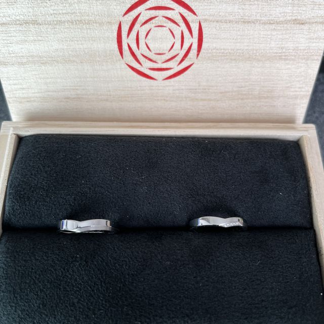 【出雲結(いずもゆい)の口コミ】 デザインは2人共すぐにとても気に入りました。女性用はキラキラしつつもさ…