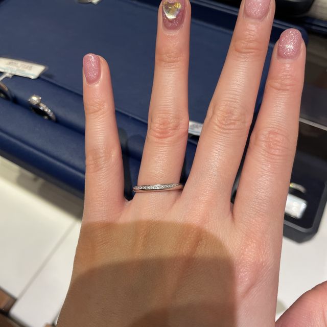 【銀座ダイヤモンドシライシの口コミ】 ダイヤモンドが全体的ではなく、斜めのラインで入っていて派手過ぎないキ…
