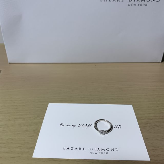 【ラザール ダイヤモンド(LAZARE DIAMOND)の口コミ】 ダイヤに向かってしぼりの効いているリングのデザインが気に入って決めま…