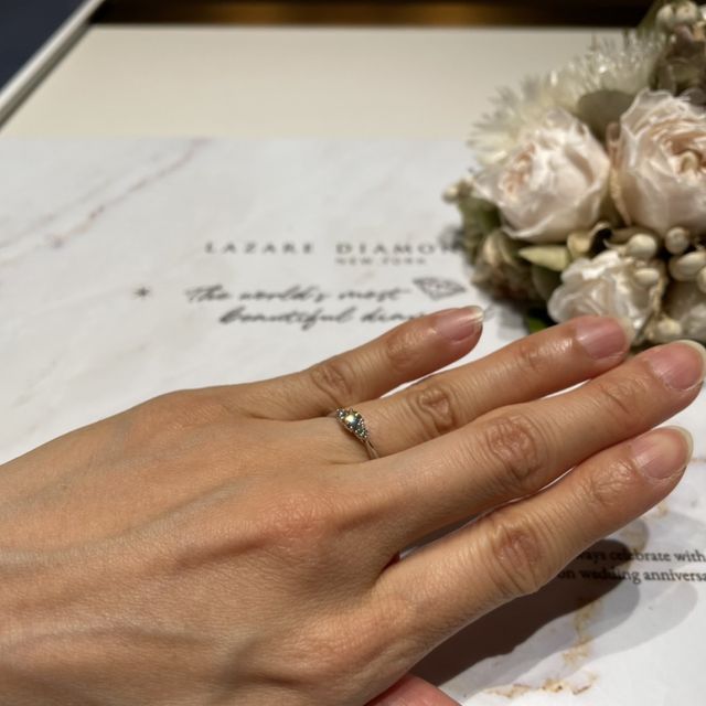 【ラザール ダイヤモンド(LAZARE DIAMOND)の口コミ】 ダイヤに向かってしぼりの効いているリングのデザインが気に入って決めま…
