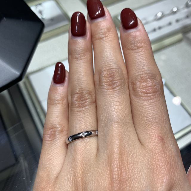 【ヴァン クリーフ＆アーペル(Van Cleef & Arpels)の口コミ】 シンプルなデザインなので誰でも似合うと思います。こちらは女性のみのデ…