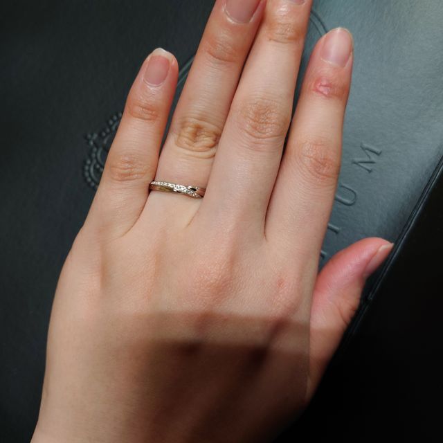 【エクセルコダイヤモンド(EXELCO DIAMOND)の口コミ】 指がしっかりしているため細い指輪よりはある程度太さがある指輪を探して…