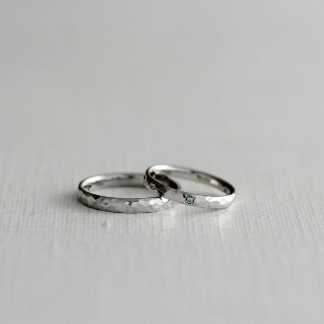 【atelier CraM(アトリエ クラム)の口コミ】 1番の決め手は鎚目模様のデザインです。ランダムな多面に光が反射しより輝…