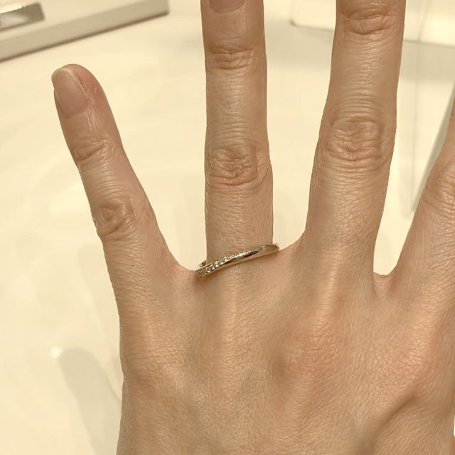 【4℃ BRIDAL(ヨンドシーブライダル)の口コミ】 ウェーブラインがなめらかに入っていて華奢なリングですが、しっかりとメ…