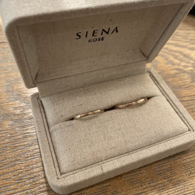 【SIENAROSE(シエナロゼ)の口コミ】 なんと言ってもロゼチナの色味です。ゴールドはキツすぎるし、プラチナは…