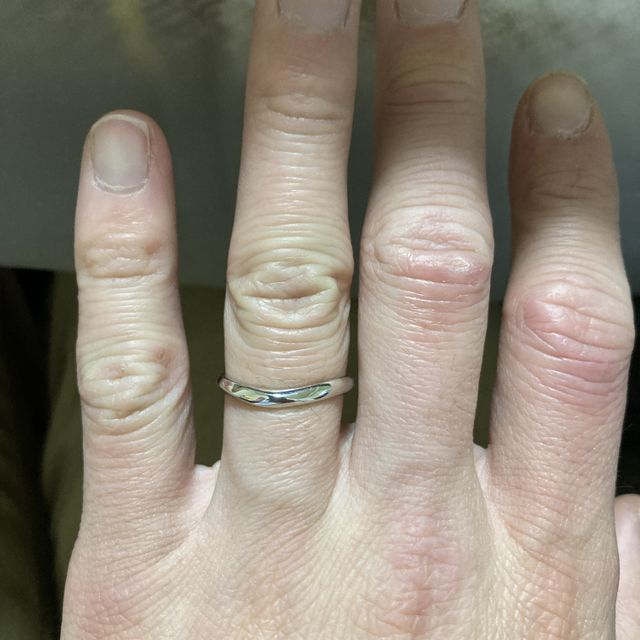 【銀座ダイヤモンドシライシの口コミ】 ウェーブがついた、長時間つけれる、デザインは直線のと迷ったが彼女との…