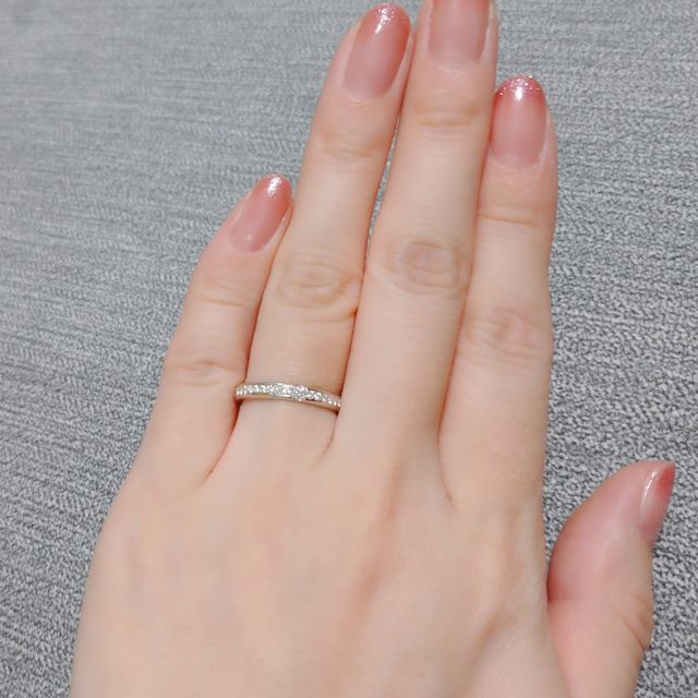 【ラザール ダイヤモンド(LAZARE DIAMOND)の口コミ】 婚約指輪は自ら選ばせていただいたのですが‥
・プラチナ
・細身のバンド
…