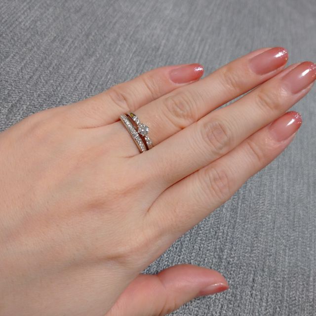 【ラザール ダイヤモンド(LAZARE DIAMOND)の口コミ】 婚約指輪は自ら選ばせていただいたのですが‥
・プラチナ
・細身のバンド
…