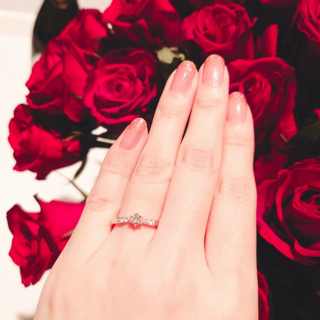 【ラザール ダイヤモンド(LAZARE DIAMOND)の口コミ】 婚約指輪は自ら選ばせていただいたのですが‥
・プラチナ
・細身のバンド
…