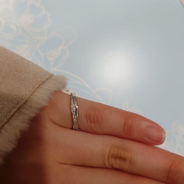 【ヴァンドーム青山(VENDOME AOYAMA)の口コミ】 クロスされた形の指輪はいい意味で結婚指輪らしさがなく、普段使いしやす…