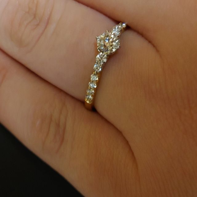 【銀座ダイヤモンドシライシの口コミ】 歳を重ねてもつけられるように、1粒ダイヤのソリティアタイプではない婚約…