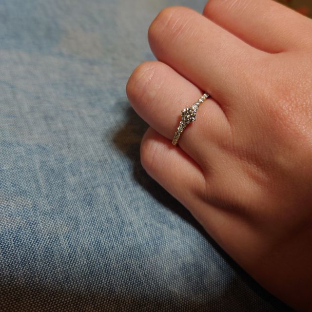 【銀座ダイヤモンドシライシの口コミ】 歳を重ねてもつけられるように、1粒ダイヤのソリティアタイプではない婚約…