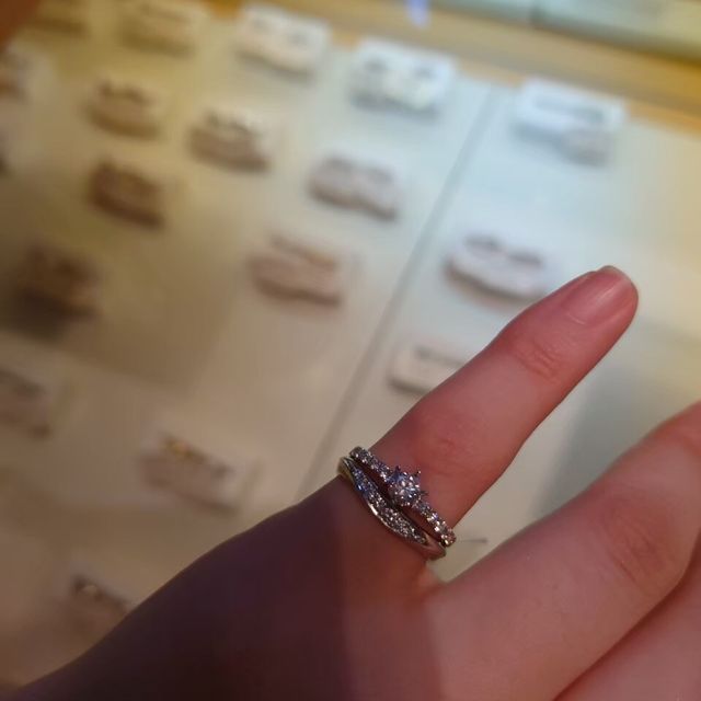 【SIND BAD(シンドバット)の口コミ】 結婚指輪ですが、サイズの違うダイヤモンドが横並びに入っていてかわいか…