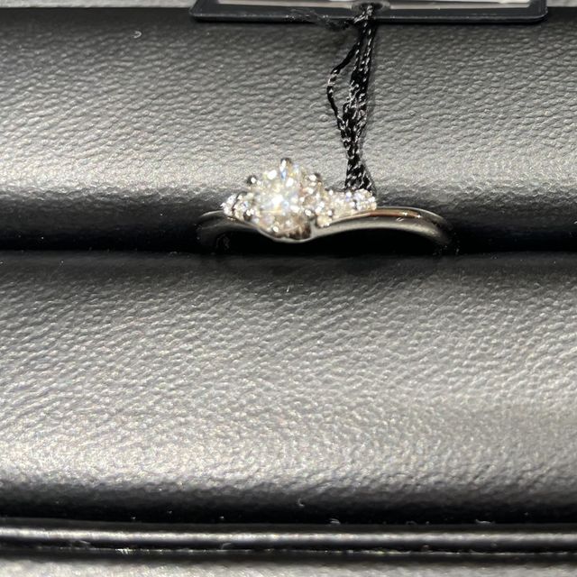 【ラザール ダイヤモンド(LAZARE DIAMOND)の口コミ】 指が綺麗に見えるデザインを求めていたので、V字デザインを試着しました。…